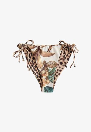 Partea de jos a costumului de baie cu legături laterale, având un model mixt cu pete de leopard și designuri florale tropicale în nuanțe de maro, bej și verde.