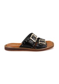 Sandales noires à glissière avec deux larges sangles et des boucles en argent, ainsi que des clous décoratifs. La semelle est marron avec un design en couches.