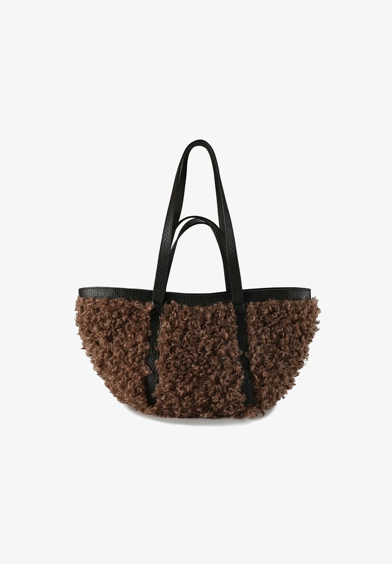Borsa tote in tessuto riccio marrone con dettagli e manici in pelle nera. Presenta due scomparti aperti e una forma ampia e arrotondata.