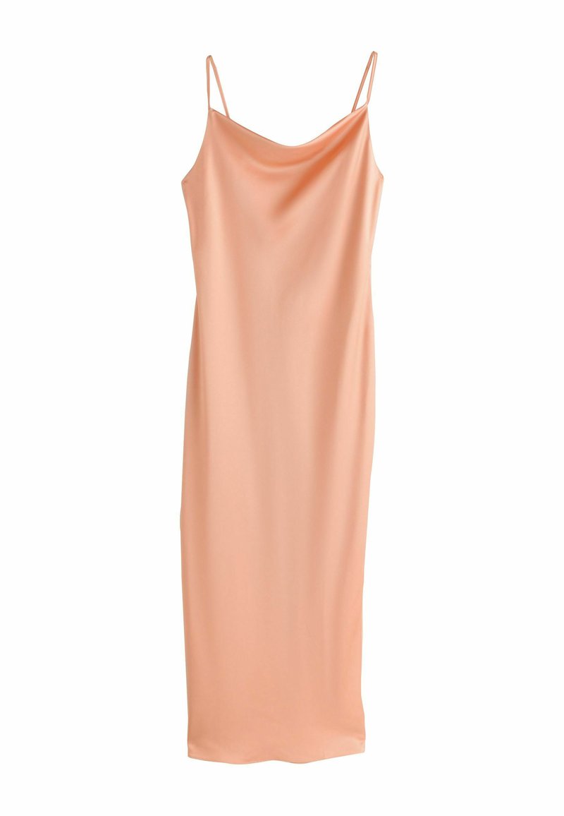 Robe nuisette en satin pêche avec fines bretelles réglables, encolure dégagée et silhouette droite ajustée. Texture lisse et longueur moyenne.