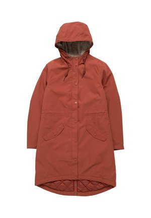 Parka impermeabile rossa con cappuccio, chiusura con cordoncino, due tasche frontali e fodera trapuntata. Presenta bottoni e un design lungo.