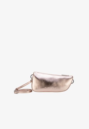 Roza zlata kovinska torbica s gladko teksturo, trikotno obliko, odstranljivo naramnico in reliefnim logotipom blagovne znamke na sprednji strani.