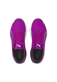 Zapatillas deportivas moradas con parte superior de malla transpirable, cordones planos y suela blanca. Detalles negros en el talón y la lengüeta.