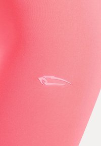 Roze leggings van rekbare stof met een gladde textuur en een wit logo-accent op de dij. Het ontwerp is nauwsluitend en naadloos.