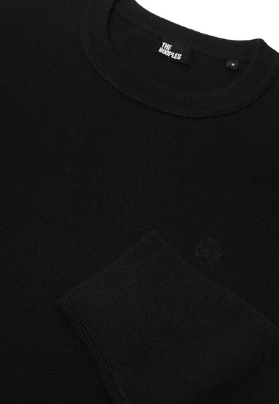 Maglione nero a girocollo con colletto e polsini ribattuti, caratterizzato da un piccolo logo ricamato e un'etichetta nera del marchio "The Kooples".