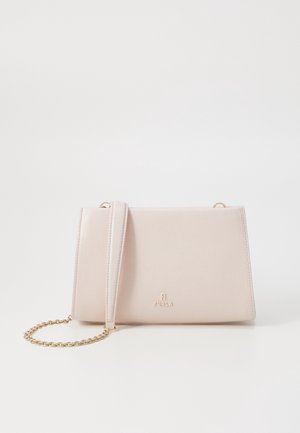 Sac à main Furla couleur crème avec une surface texturée, une sangle en cuir et un détail de chaîne courte dorée sur fond blanc.