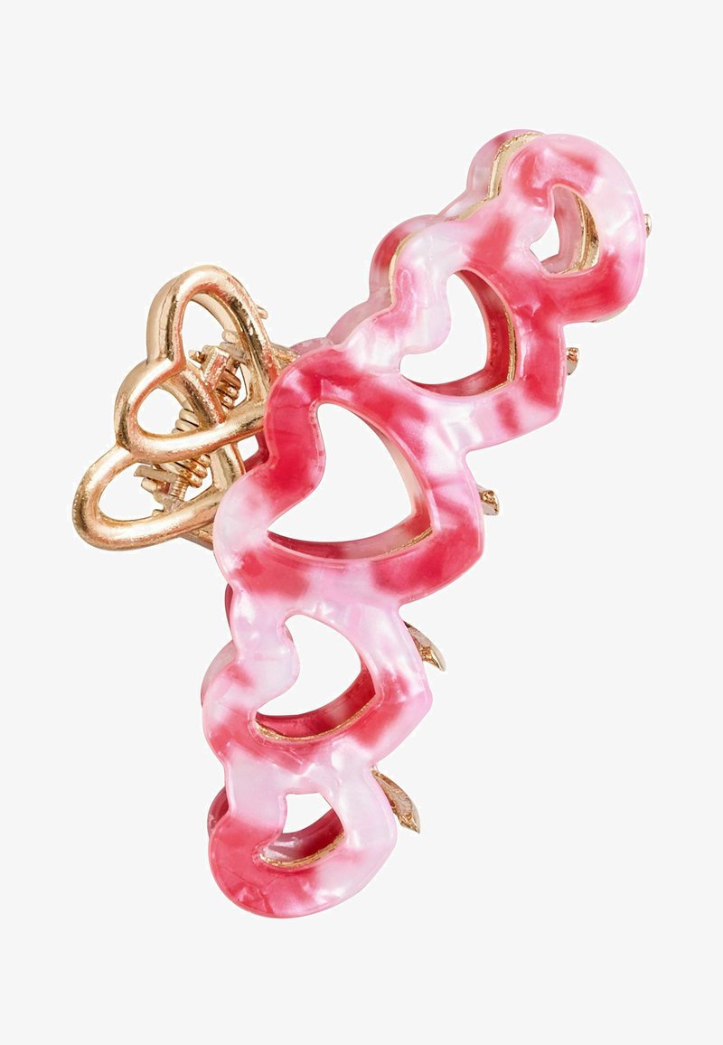 Haarclip met in elkaar grijpen hartvormen in roze gemarmerd acrylaat. Vergulde metalen sluiting met zichtbare tanden. Glad, glanzend oppervlak.