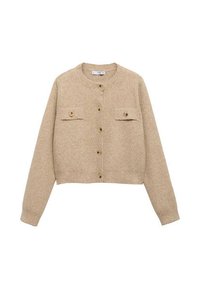 Beige stickad kofta med rund hals, långa ärmar och två bröstfickor. Har knäppning med knappar samt ribbade ärmslut och nederkant.