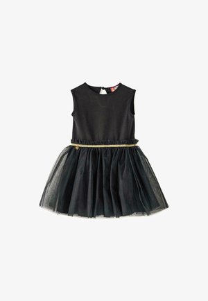 Robe noire avec un design sans manches, un corsage ajusté, une jupe en tulle à plusieurs niveaux et une ceinture accentuée de9or en or e0 la taille.
