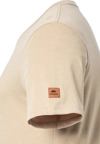 Camiseta de algodón beige con cuello redondo y mangas cortas, que presenta una etiqueta de cuero marrón con el logo "FORSBERG" en la manga izquierda.