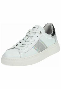 Hvide lædersneakers med sølvaccenter, struktureret sideliste og en metallisk slangeprint bagpå. Snørebåndslukning med gummisål.