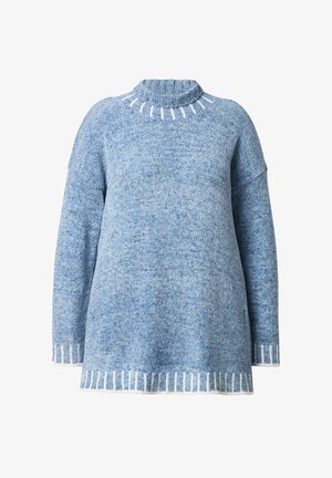 Maglione a maglia di colore azzurro chiaro con colletto alto, caratterizzato da un design texture e dettagli bianchi vicino all'orlo e al colletto.