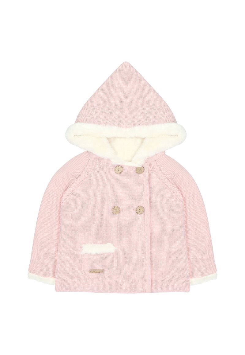 Abrigo rosa de punto con capucha, forro de piel sintética blanca, botones de doble fila y un bolsillo delantero con borde texturizado.