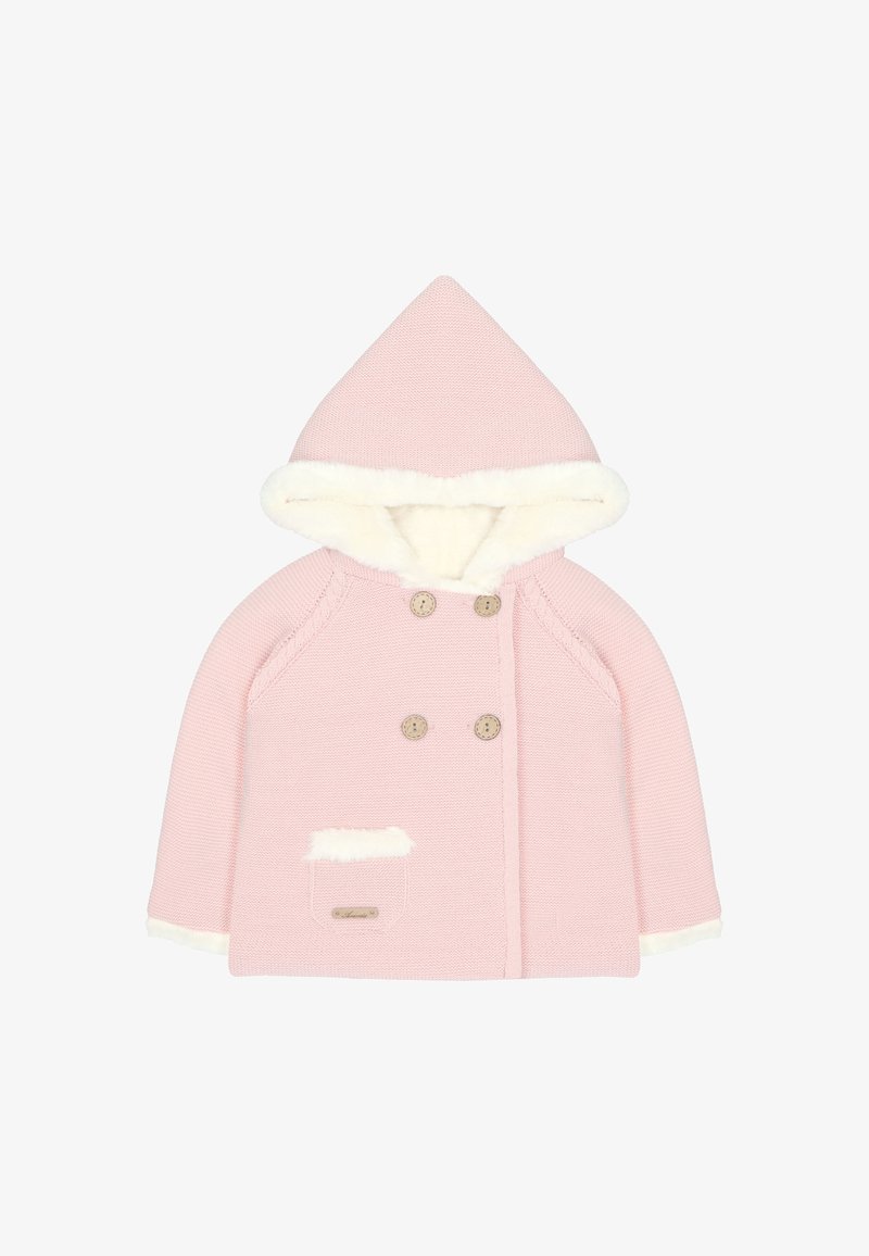 Abrigo rosa de punto con capucha, forro de piel sintética blanca, botones de doble fila y un bolsillo delantero con borde texturizado.