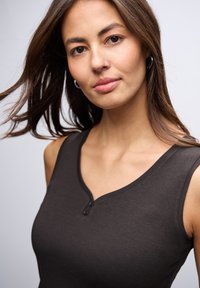 Sort, ærmeløs top lavet af blød bomuld, med en V-halsudskæring og to knapper. Glat tekstur og tætsiddende design.