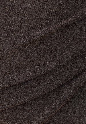 Close-up van donkerbruin stof met fijne, textuurrijke weving en zachte diagonale plooien die diepte en schaduw creëren.