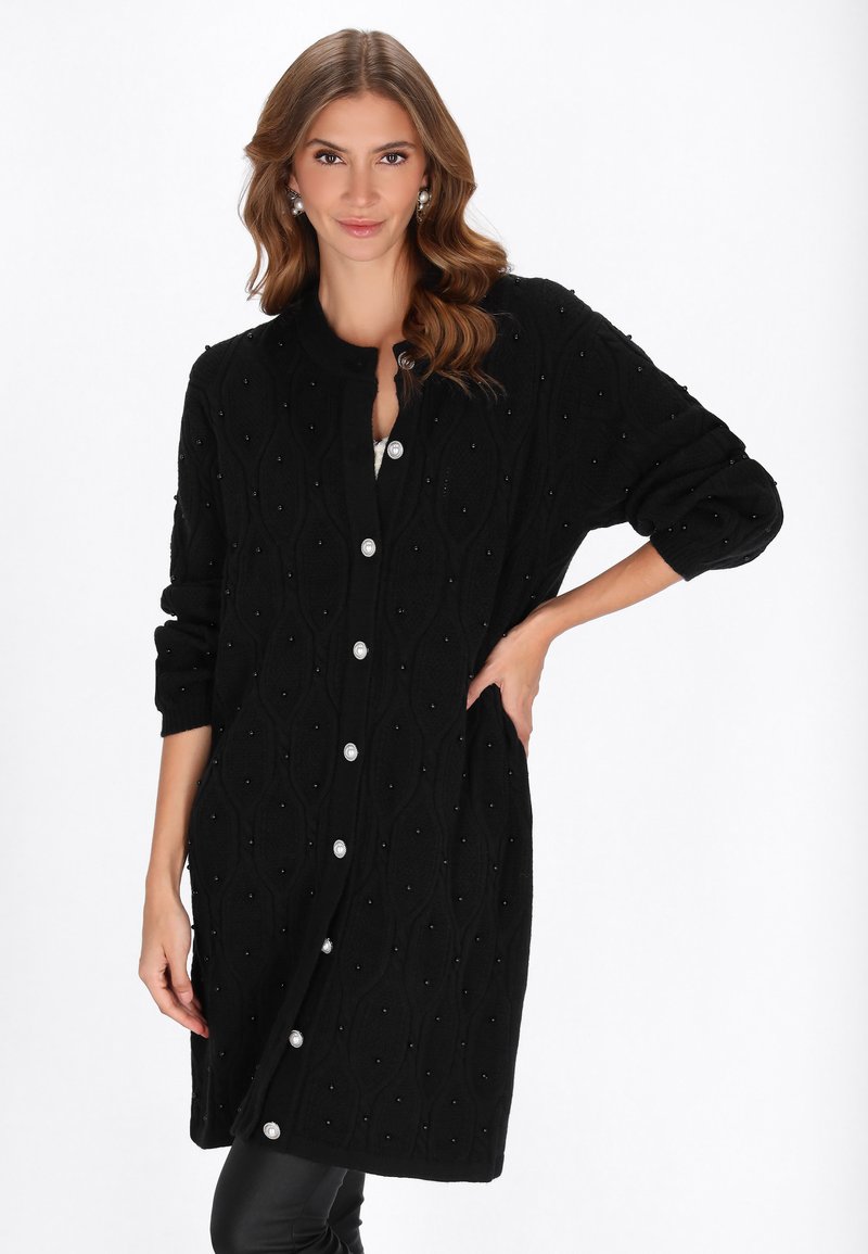 Cardigan lavorato a maglia nero con motivi a diamante, decorazioni in perle, scollatura rotonda e chiusura a bottoni. Maniche lunghe e tasche laterali.