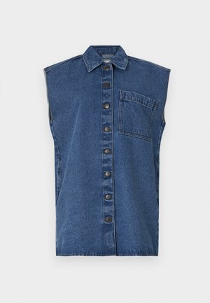 Denim bezrukávová košile v tmavě modré barvě. Má klasický límeček, zapínání na knoflíky vpředu a jednu náprsní kapsu. Hladká textura.