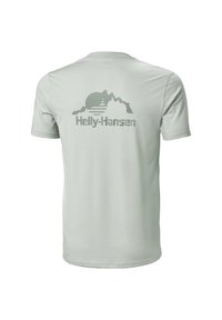 Camiseta de manga corta gris claro con un gráfico de montaña y sol en gris más oscuro en la parte posterior, con el texto "Helly-Hansen" debajo.