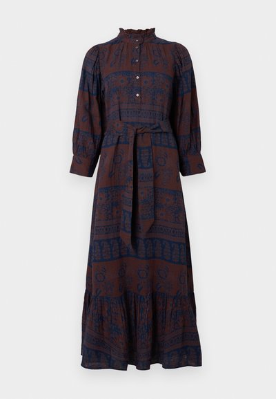 Smeđa maksi haljina s uzorkom, visokim volanom oko vrata, kopčanjem na gumbe sprijeda i dugim rukavima. Ima remen za vezanje i dizajn s naboranim rubom u slojevima.