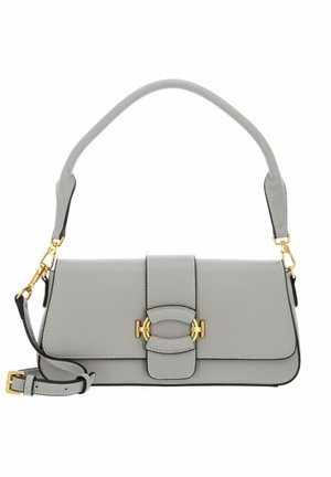 Sac à main en cuir gris clair avec fermoir doré, une courte poignée incurvée et une bandoulière réglable avec des ferrures dorées.