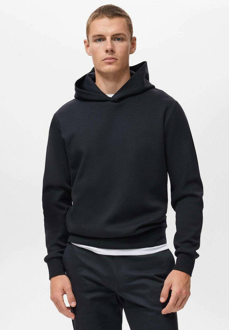 Zwarte hoodie gemaakt van gladde stof, met een trekkoordkap, ribbelige manchetten en tailleband, met een minimalistisch ontwerp.