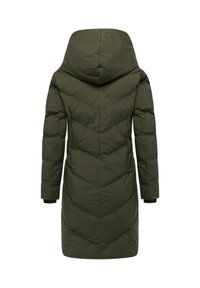 Olivengrøn pufjakke med hætte, der har en lige silhuet, quiltet tekstur og ribbede manchetter. Bagfra ses chevron-syning.