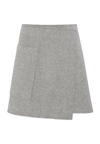 Grauer Rock mit Fischgrätenmuster und Wickeldesign, ausgestattet mit einer vorderen Tasche und einer dezenten Struktur. Der Saum endet über dem Knie.