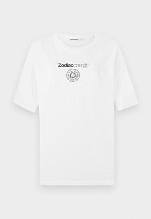 Biely bavlnený tričko s krátkymi rukávmi, okrúhlym výstrihom a čiernym potlačeným logom so slnečnou grafikou a textom "Zodiacenergy".