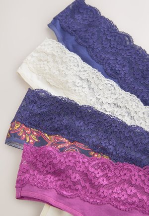 Satz von vier Spitzenbändern in Dunkelviolett, Weiß und Rosa, mit einem gemusterten Band mit Paisley-Designs. Glatte Stoffstruktur.