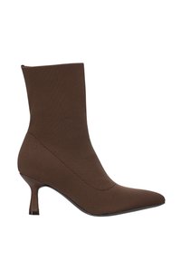 Bota de tobillo marrón hecha de tela elástica, con punta puntiaguda y tacón alto y delgado, con textura suave y detalles mínimos de costura.