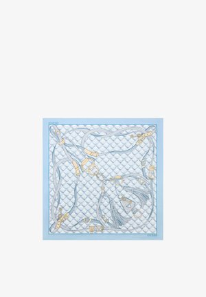 Écharpe bleu clair avec motif matelassé, boucles beiges, pompons, anneaux et marquage "GUESS" sur les bords et les charms.