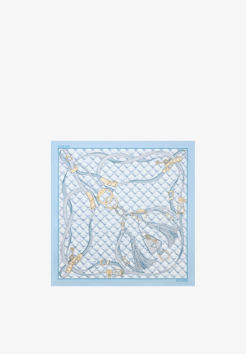 Écharpe bleu clair avec motif matelassé, boucles beiges, pompons, anneaux et marquage "GUESS" sur les bords et les charms.