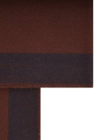 Brązowy i granatowy wełniany szalik o miękkiej teksturze, z jednolitym kolorem i frędzlami na brzegach. Ma prostokątny kształt.