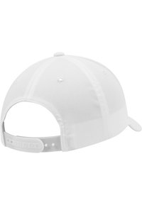 Căciulă de baseball albă cu un vârf rotunjit, textură din material, curea de plastic ajustabilă și orificii de ventilație în partea din spate.
