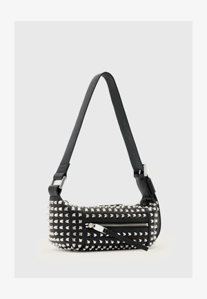 Czarna skórzana torebka z srebrnymi piramidowymi ćwiekami, zamek błyskawiczny, regulowany pasek i teksturowane wykończenie. Kompaktowy i prostokątny kształt.