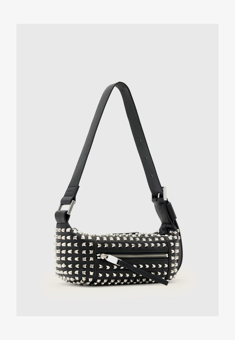 Musta nahkainen käsilaukku, jossa on hopeiset pyramidinäppäimet, vetoketjukiinnitys, säädettävä olkahihna ja teksturoitu pinta. Kompakti ja suor rectangular muoto.