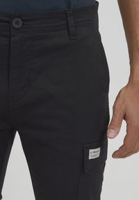 11 Project PRLOUKA REGULAR FIT - Kargopüksid - black