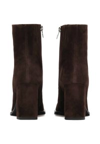 Botines de ante marrón con tacón ancho, cremalleras laterales y una textura suave, que presentan un diseño limpio y minimalista.