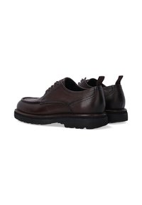 Braune Lederschuhe mit strukturiertem Finish, runder Spitze und Schnürsenkeln. Dicke schwarze Gummisohle mit leichtem Absatz und Zuglaschen auf der Rückseite.