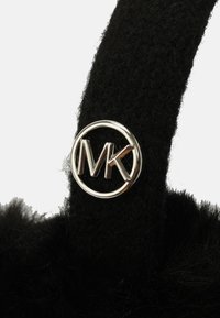 Czarny pasek z filcu z srebrnym okrągłym logo z napisem "MK" na środku, miękka faktura i puszyste akcenty.