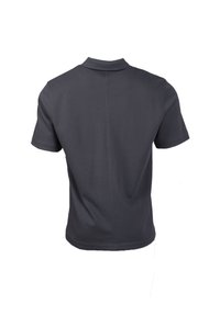 Polo noir à manches courtes vu de dos avec une couture verticale centrale et un col plié sur fond blanc.