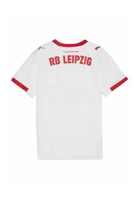 Camiseta de fútbol blanca con detalles en rojo, con "RB LEIPZIG" en grandes letras rojas en la parte trasera y un cuello redondo rojo.