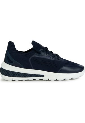 Marineblaue Sportschuhe aus atmungsaktivem Mesh und Gummi, mit einer flexiblen, runden Sohle, Schnürdesign und strukturierten Akzenten.