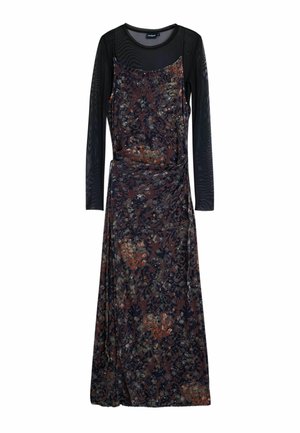 Langes Samtkleid mit dunklem Blumenmuster, darüber getragen ein schwarzes, durchsichtiges Langarmshirt mit rundem Ausschnitt.