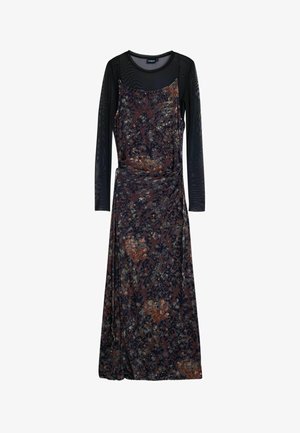 Vestido largo de terciopelo con estampado floral oscuro, encima de una blusa negra transparente de manga larga con cuello redondo.