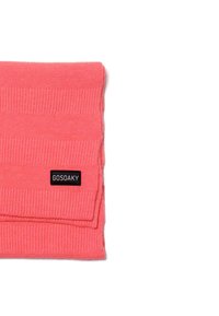 Koraalroze gebreide sjaal met geribbelde textuur en een zwart "GOSOAKY" label. Zacht materiaal, gevouwen ontwerp, inclusief horizontale strepen.