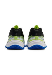 Groene en zwarte sport schoenen met een mesh bovenwerk, witte tussenzool en blauwe buitenzool. Opmerkelijke details zijn onder andere branding en getextureerde accenten.