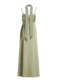 Robe longue sans manches en satin vert clair avec de fines bretelles, une taille cintrée et une longue écharpe attachée qui tombe dans le dos.