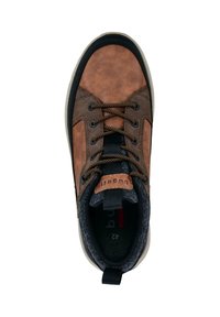Braune und dunkelbraune Schnürsneaker mit schwarzem Besatz, grauem gepolstertem Schaft und beigem Sohlenrand, von oben betrachtet. Größe 42 ist sichtbar.